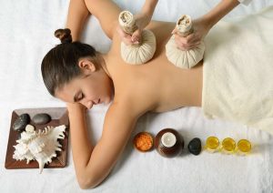 Massage Túi Thảo Dược tại Dr. Như Beauty
